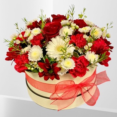 Valentines Red & White Hatbox  hand delivered in Manchester, Salford, Eccles, Worsley, Irlam, cadishead, Salford and surrounding  Areas.