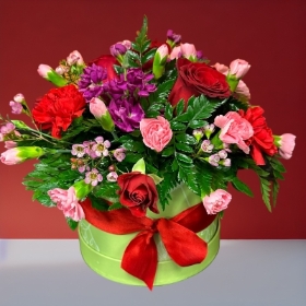Christmas Green Hatbox Arrangement with Red Bow 